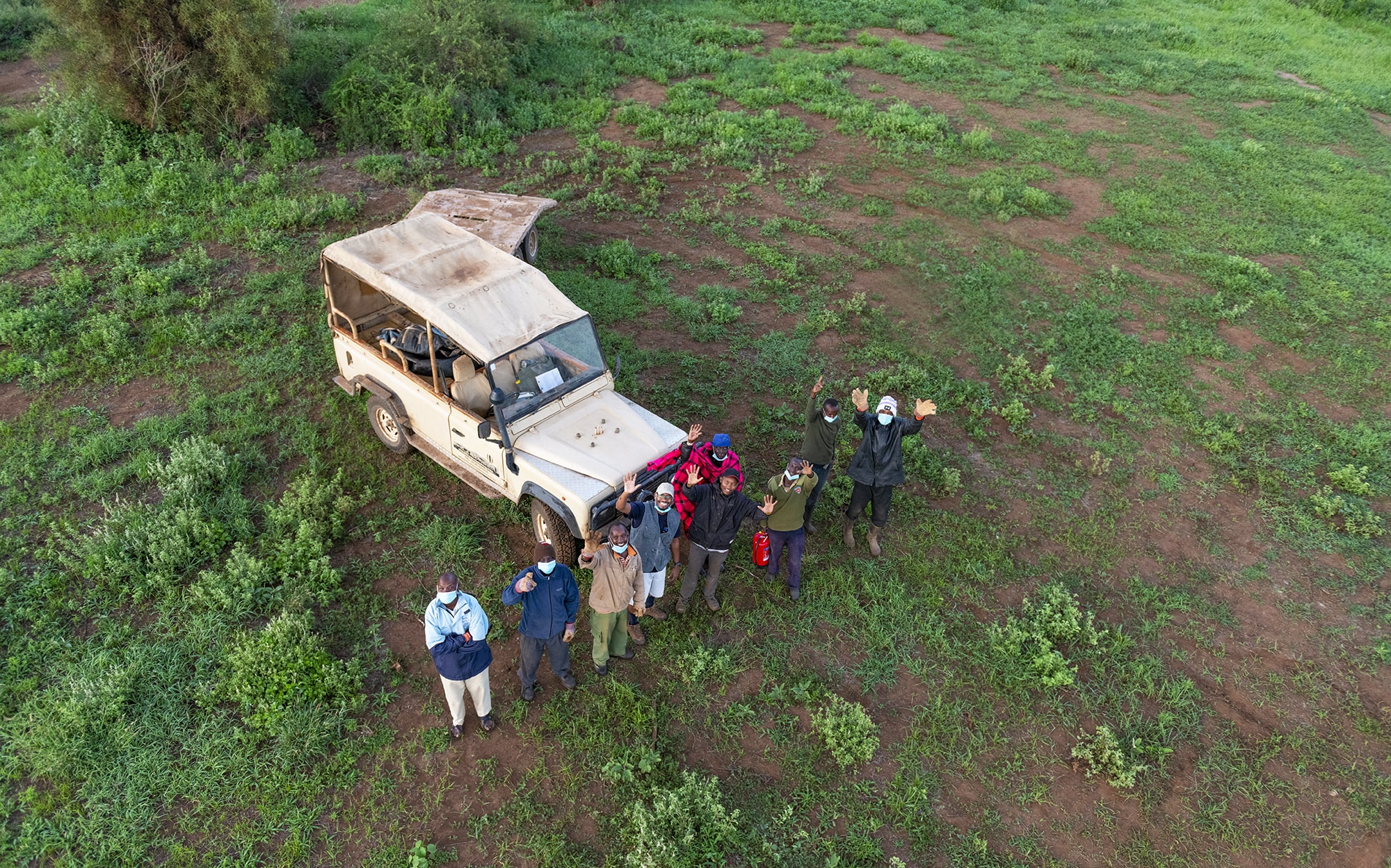 Image of the Kilimanjaro Balloon Safari team waving as the balloon ascends